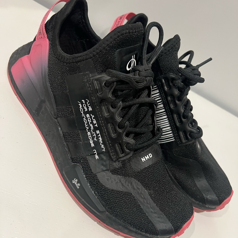 Adidas NMD R1 V2 x Damian
Lillard D.O.L.L.A.